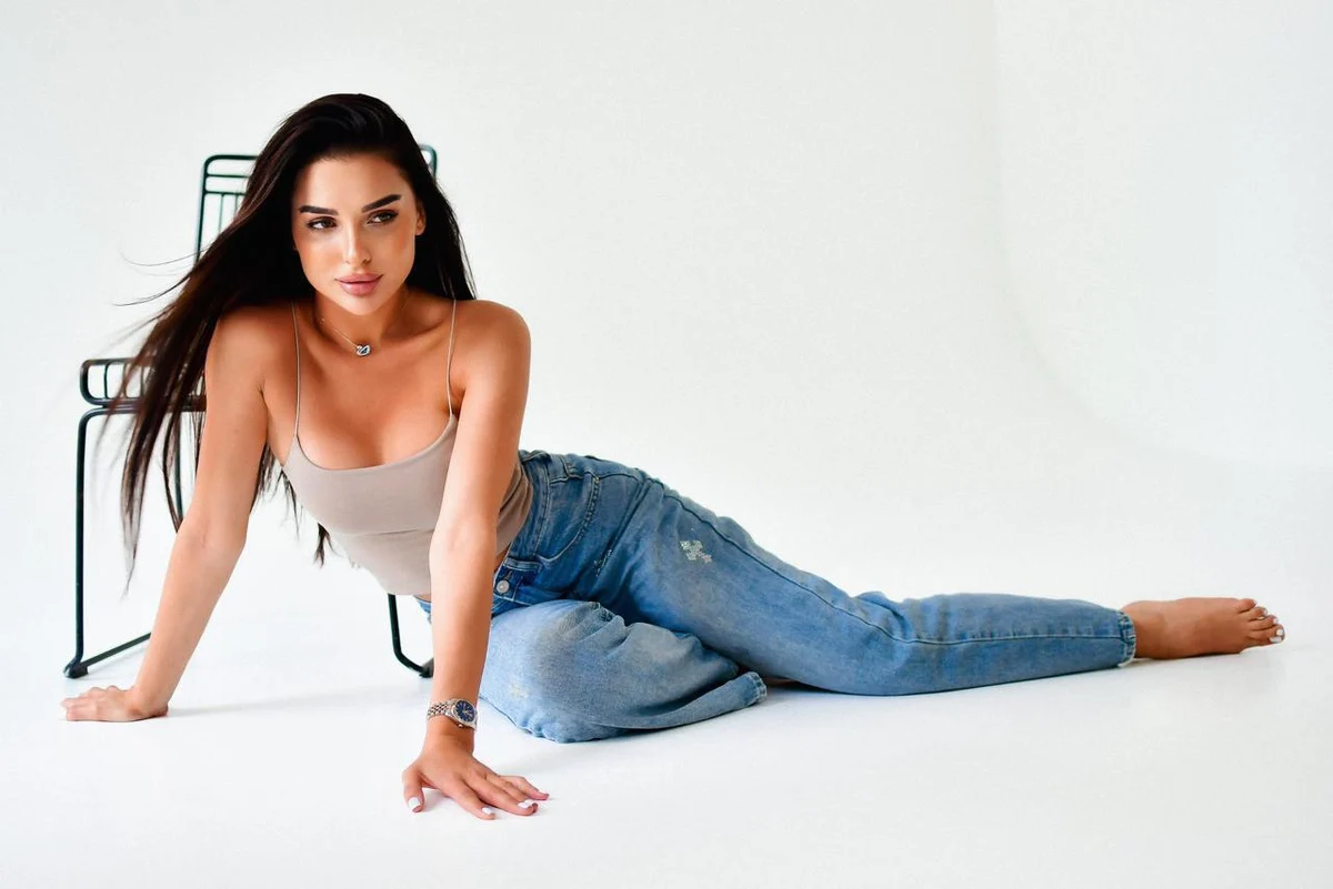 Shella escort in London